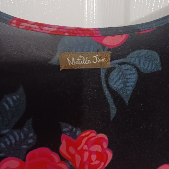 Matilda Jane WINTER BLOOMS Top  Sz Medium Floral Roses - Picture 4 of 9